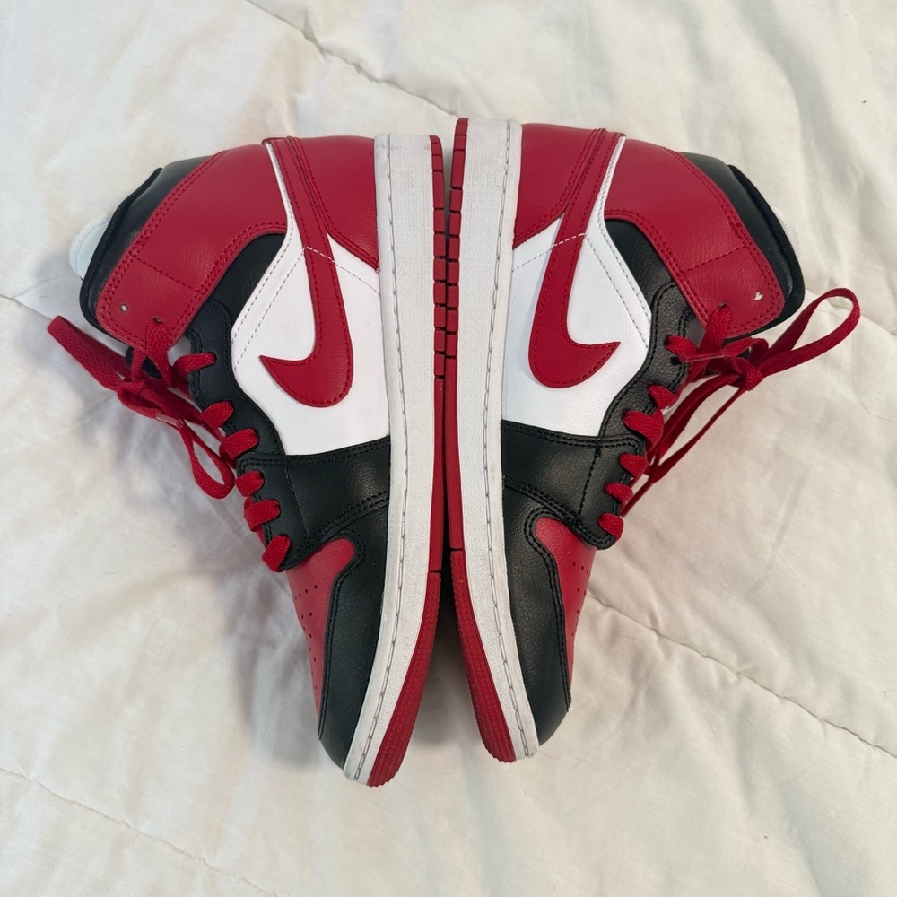 Nike Air Jordan 1 Mid Alternate‎ Bred Toe Sneakers Women's Size 9.5 - Picture 2 of 6